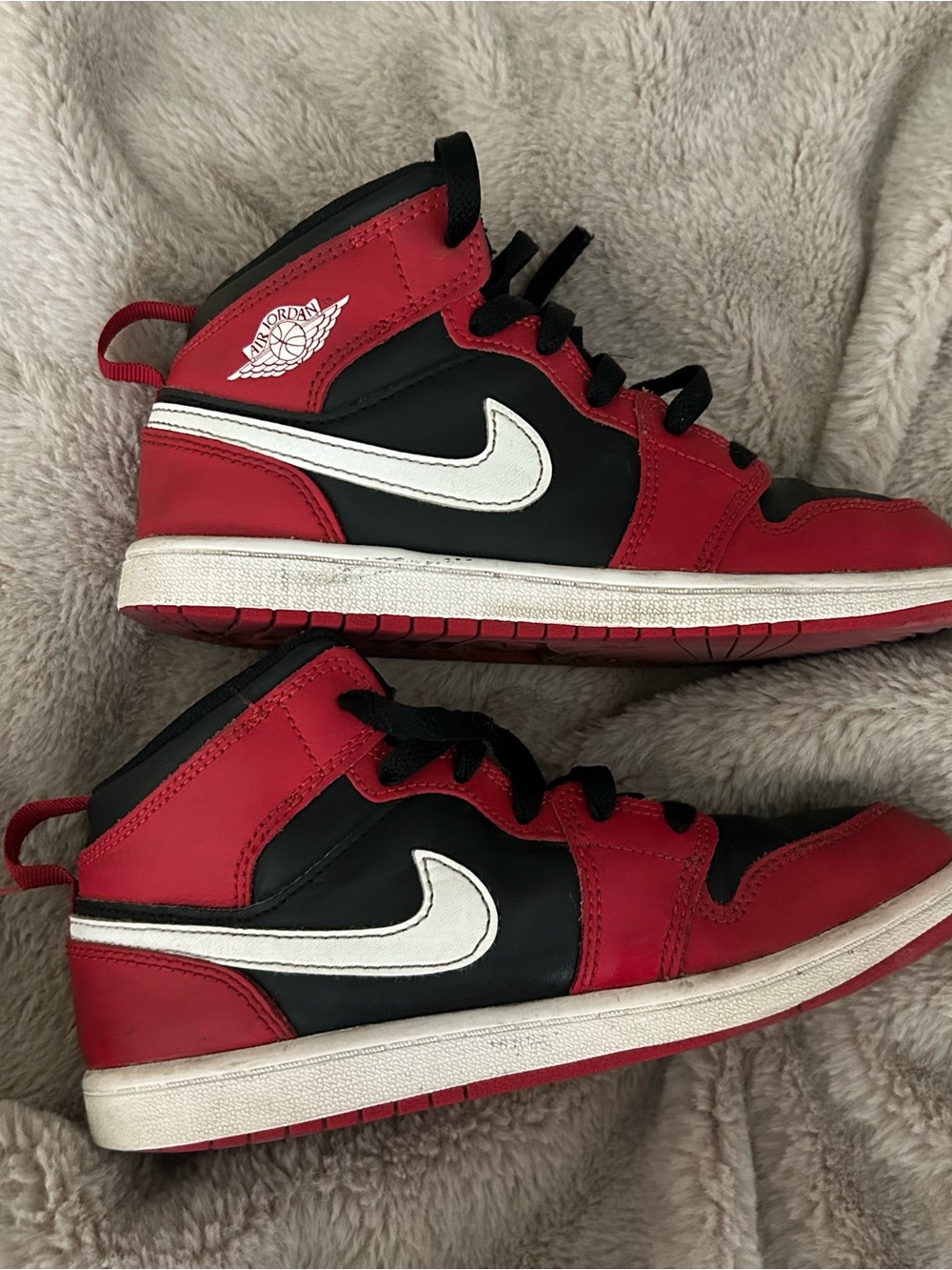 Nike Air Jordan 1 Mid in Black & Red